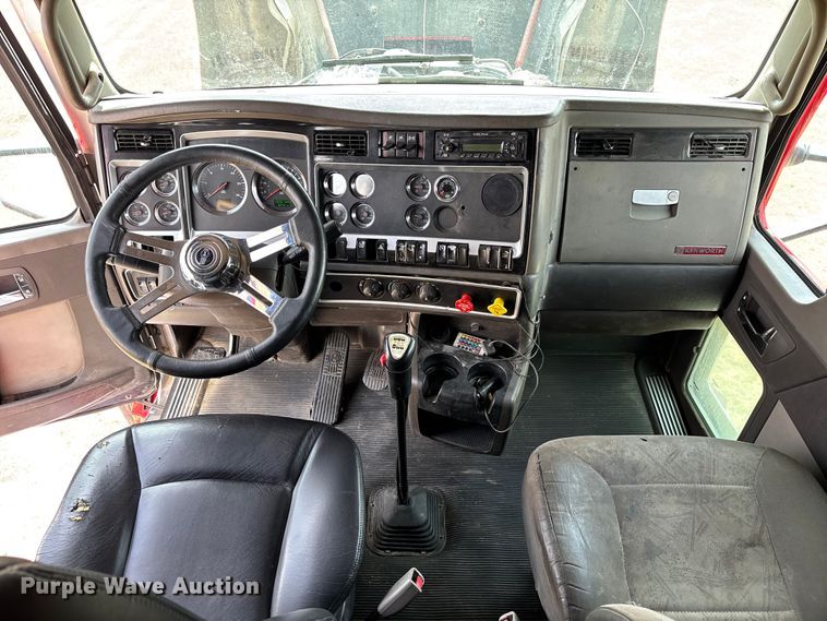 image for item EC1097 2007 Kenworth T600 semi truck