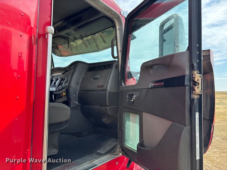 image for item EC1097 2007 Kenworth T600 semi truck