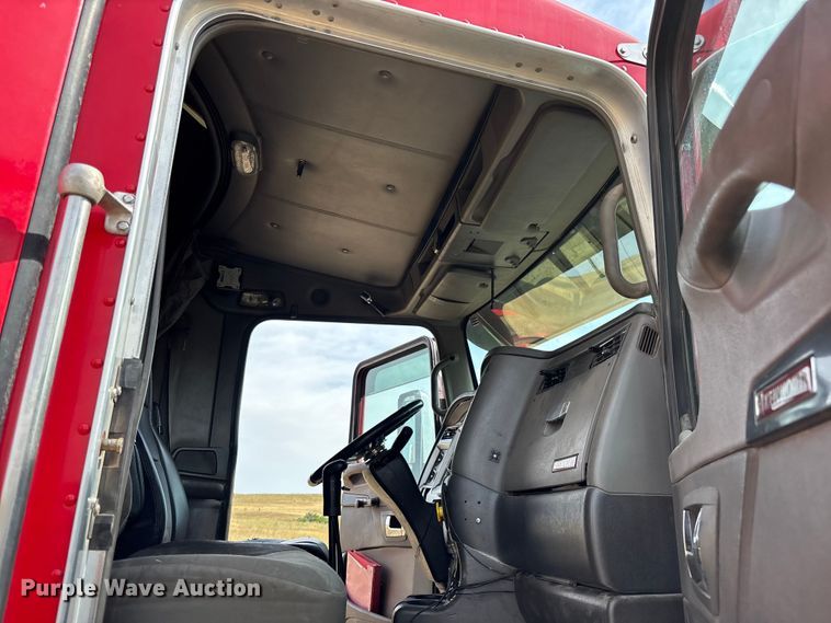 image for item EC1097 2007 Kenworth T600 semi truck