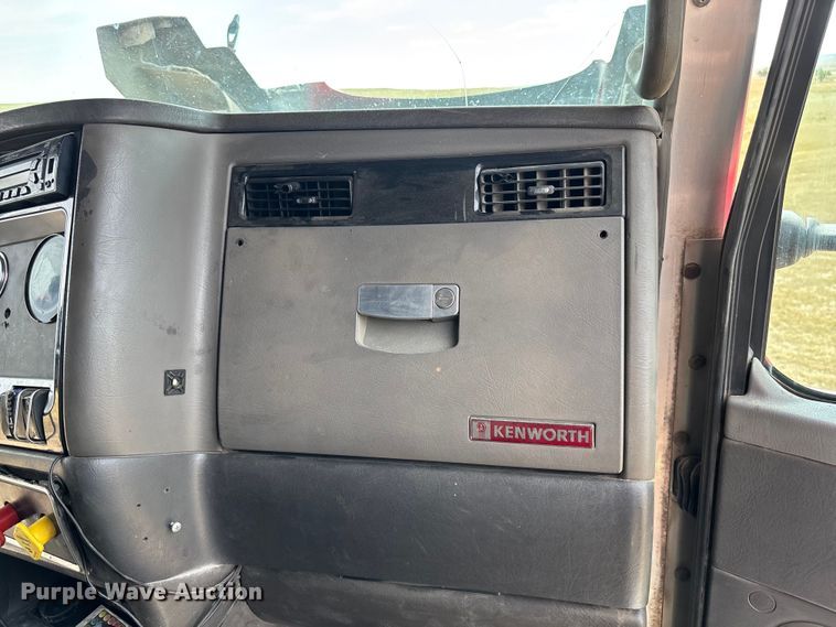 image for item EC1097 2007 Kenworth T600 semi truck