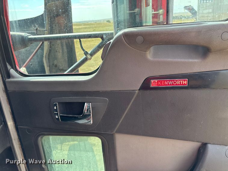 image for item EC1097 2007 Kenworth T600 semi truck