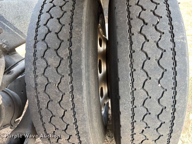 image for item EC1097 2007 Kenworth T600 semi truck