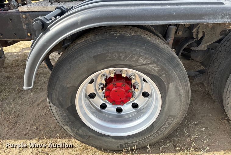 image for item EC1097 2007 Kenworth T600 semi truck