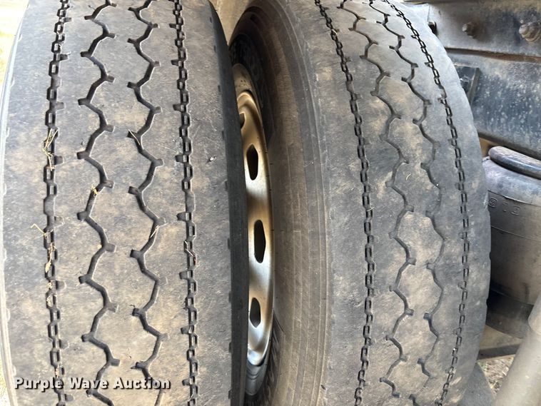 image for item EC1097 2007 Kenworth T600 semi truck