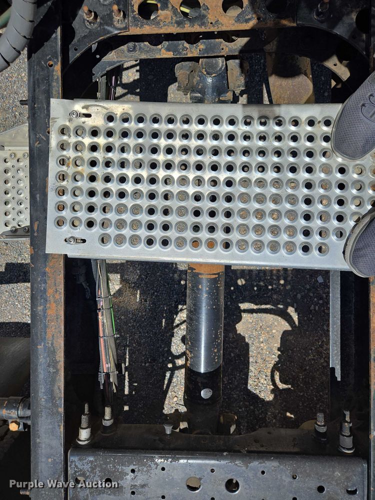 image for item EC1102 2013 International LF687 semi truck