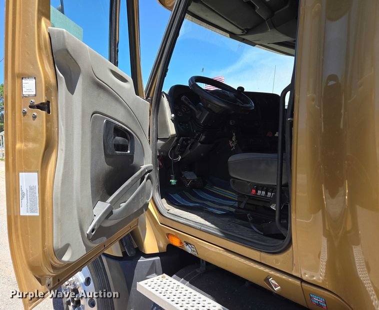 image for item EC1102 2013 International LF687 semi truck