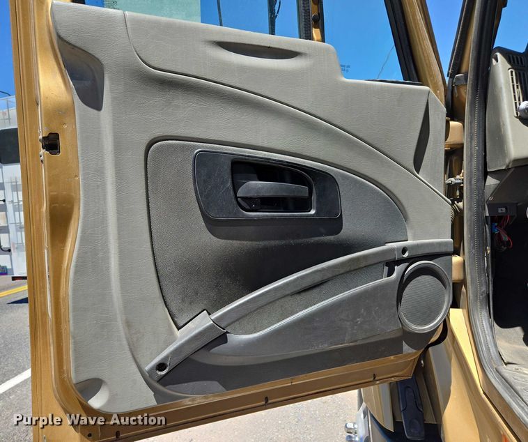 image for item EC1102 2013 International LF687 semi truck