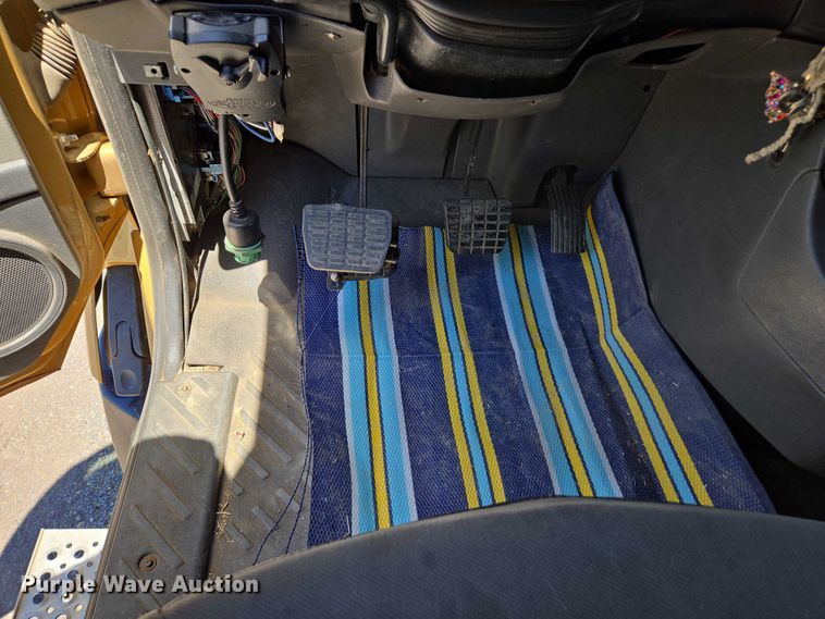 image for item EC1102 2013 International LF687 semi truck