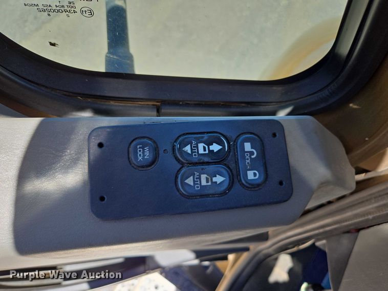 image for item EC1102 2013 International LF687 semi truck