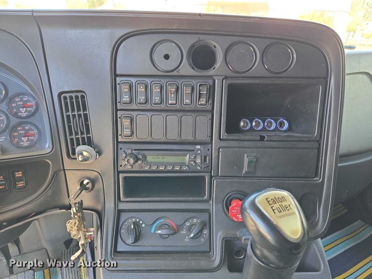 image for item EC1102 2013 International LF687 semi truck