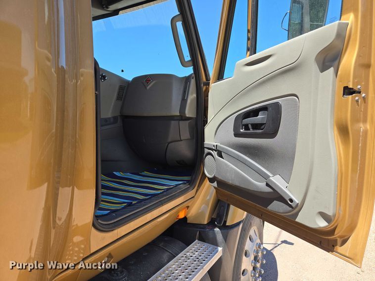 image for item EC1102 2013 International LF687 semi truck