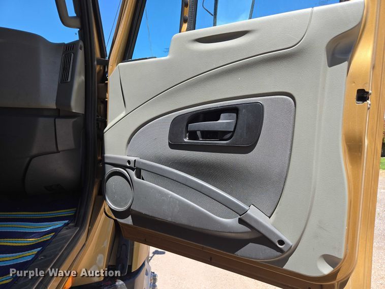 image for item EC1102 2013 International LF687 semi truck