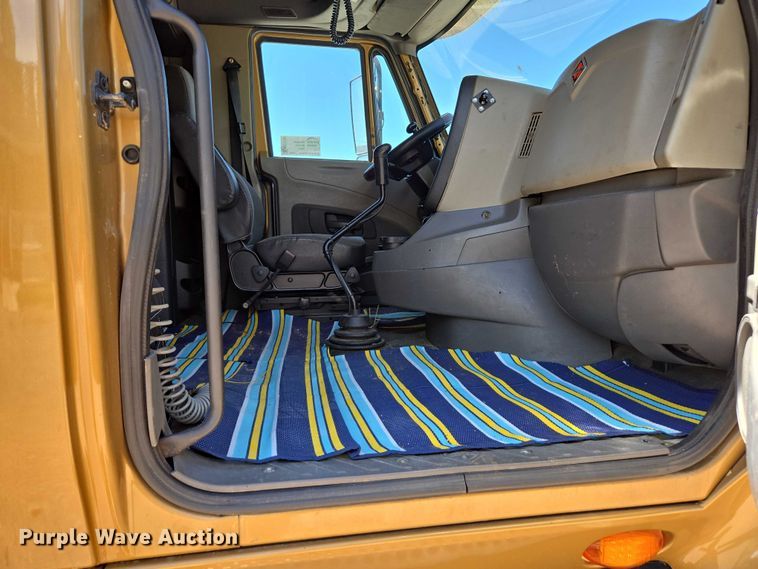 image for item EC1102 2013 International LF687 semi truck