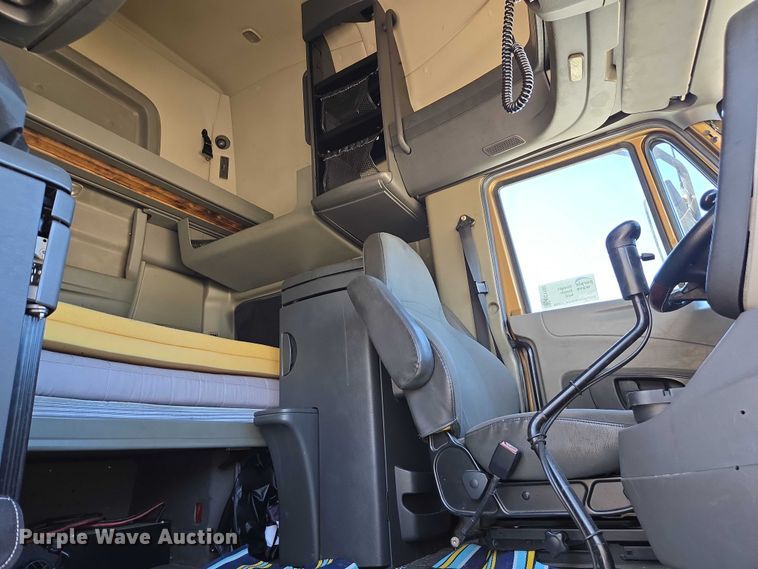 image for item EC1102 2013 International LF687 semi truck