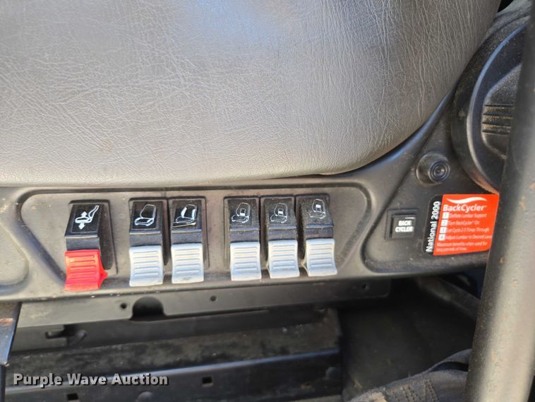 image for item EC1102 2013 International LF687 semi truck