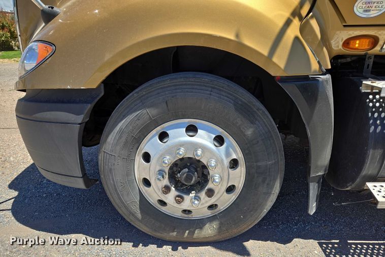 image for item EC1102 2013 International LF687 semi truck