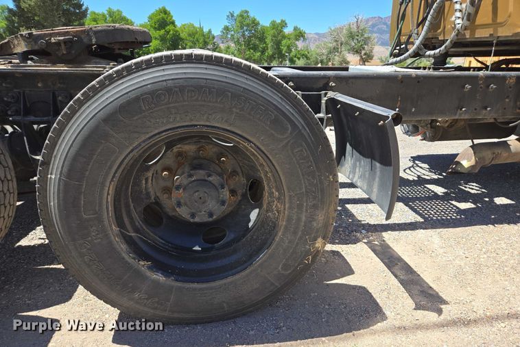 image for item EC1102 2013 International LF687 semi truck