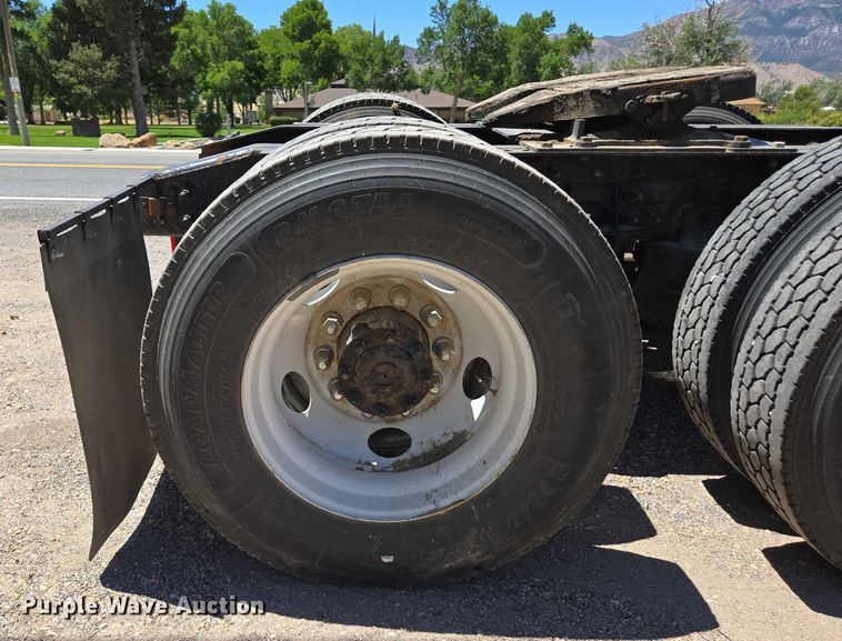 image for item EC1102 2013 International LF687 semi truck