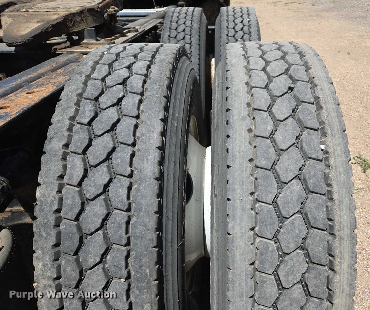 image for item EC1102 2013 International LF687 semi truck