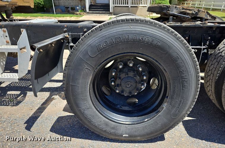 image for item EC1102 2013 International LF687 semi truck