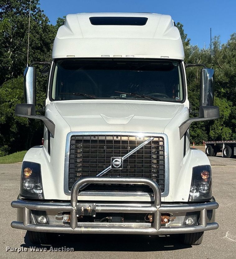 image for item EC4357 2015 Volvo VNL semi truck