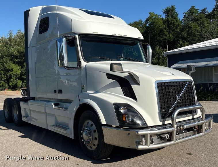 image for item EC4357 2015 Volvo VNL semi truck