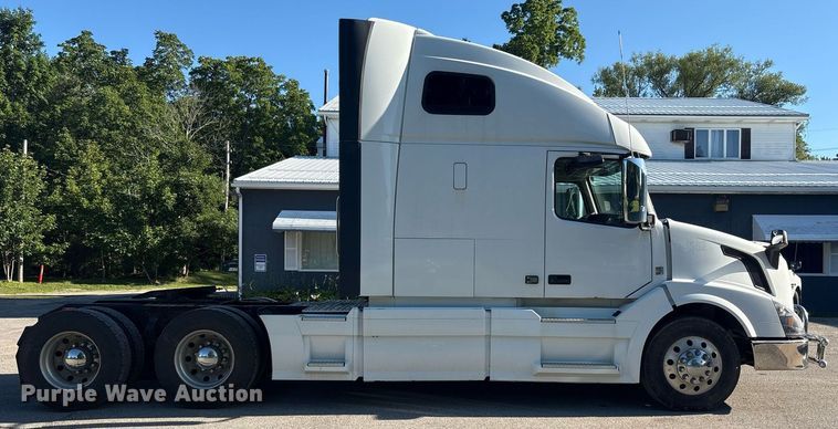 image for item EC4357 2015 Volvo VNL semi truck
