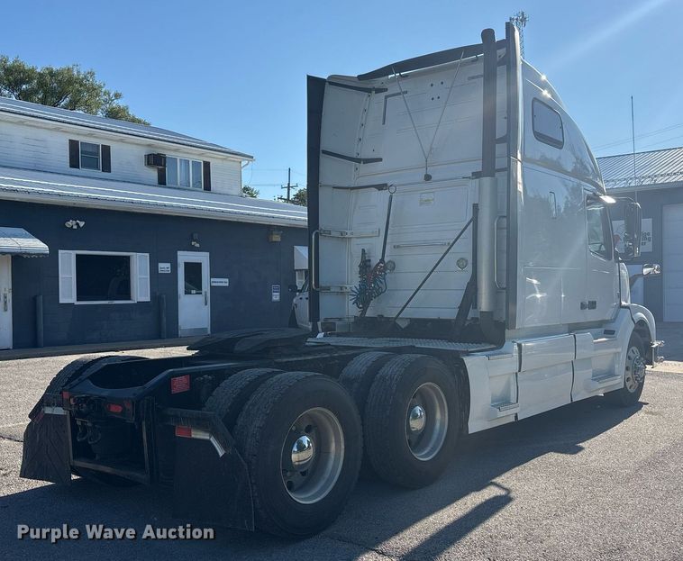 image for item EC4357 2015 Volvo VNL semi truck