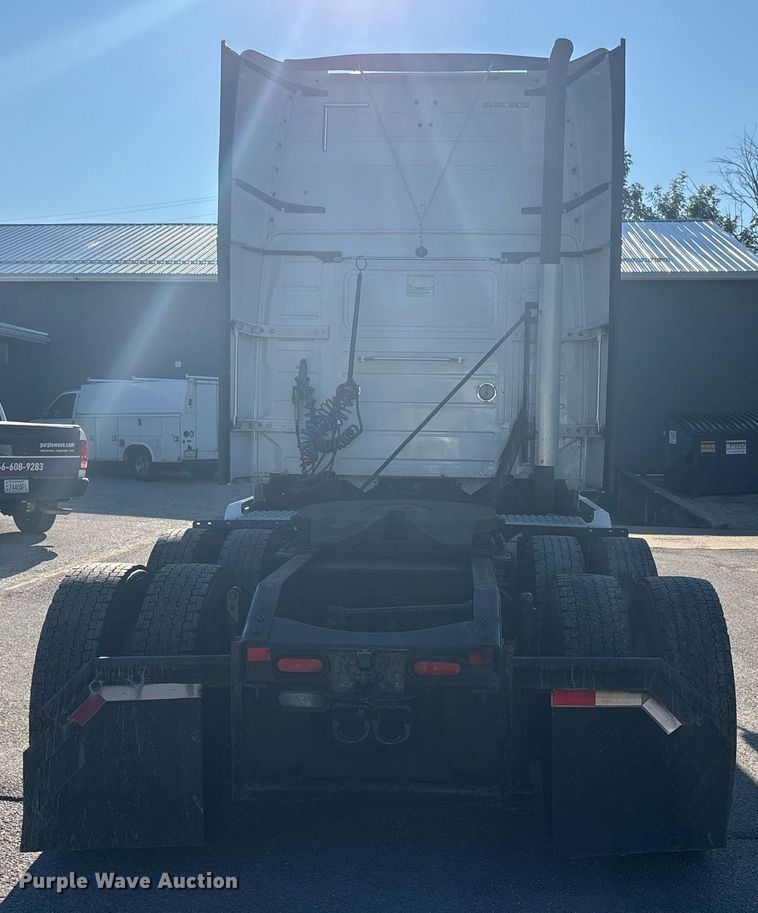 image for item EC4357 2015 Volvo VNL semi truck