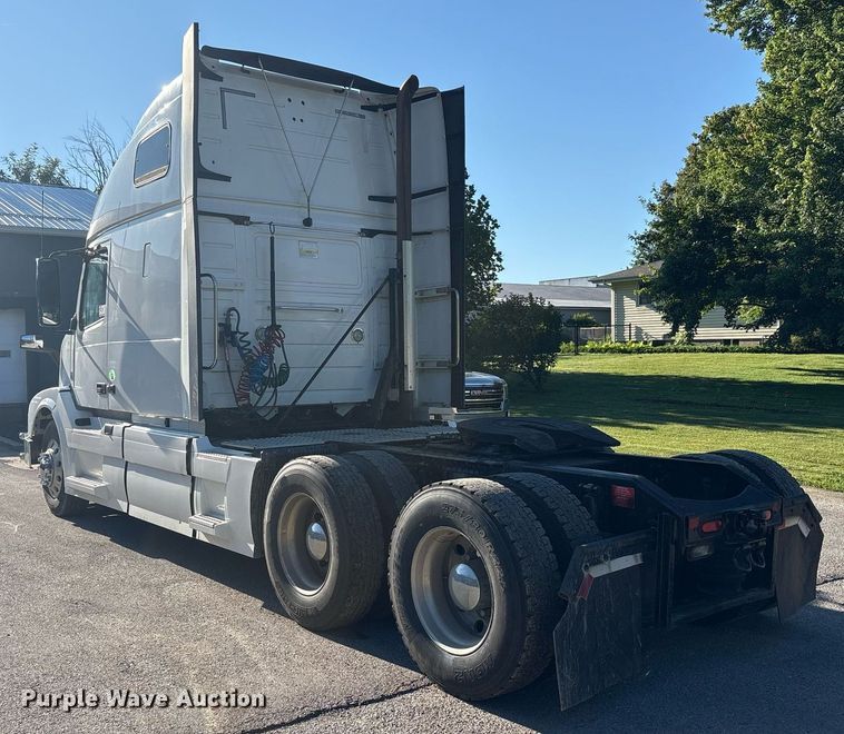 image for item EC4357 2015 Volvo VNL semi truck