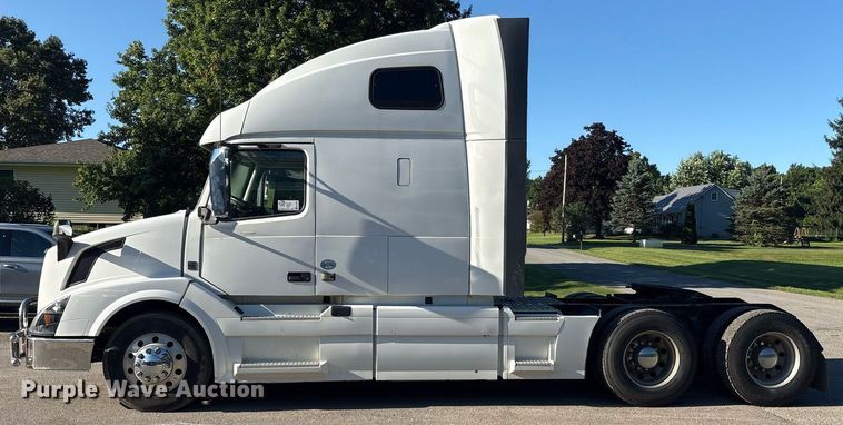 image for item EC4357 2015 Volvo VNL semi truck