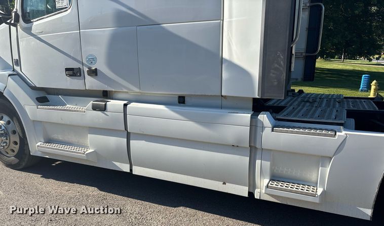 image for item EC4357 2015 Volvo VNL semi truck