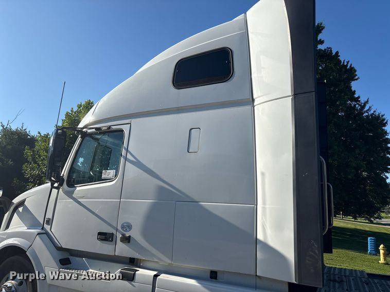 image for item EC4357 2015 Volvo VNL semi truck