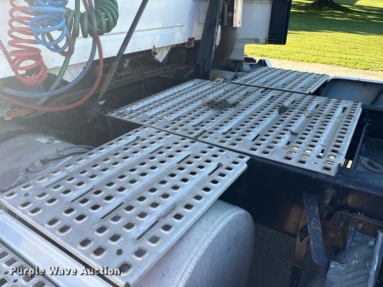 image for item EC4357 2015 Volvo VNL semi truck