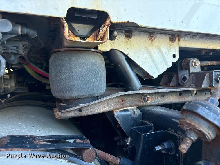 image for item EC4357 2015 Volvo VNL semi truck