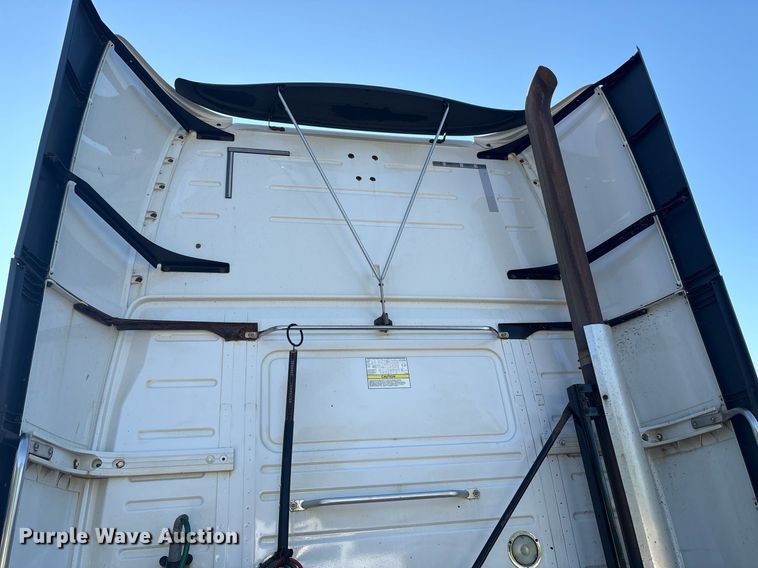 image for item EC4357 2015 Volvo VNL semi truck