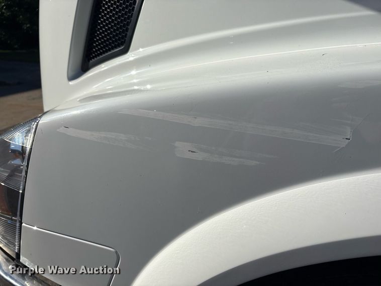 image for item EC4357 2015 Volvo VNL semi truck