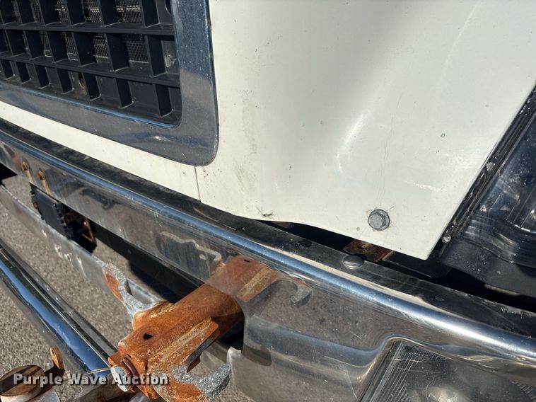 image for item EC4357 2015 Volvo VNL semi truck