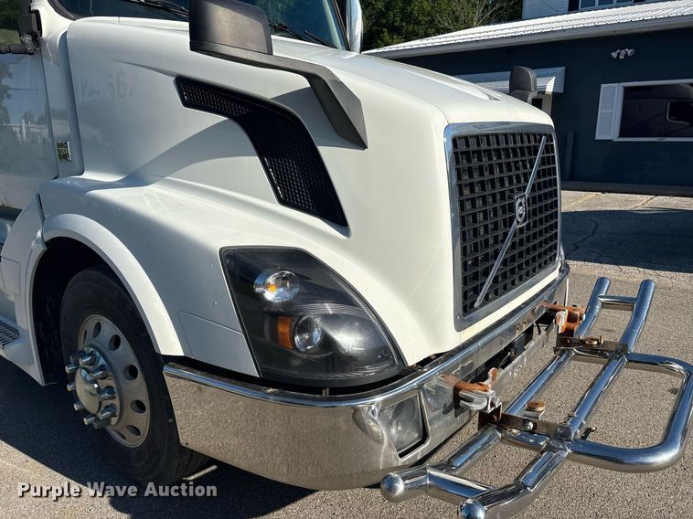 image for item EC4357 2015 Volvo VNL semi truck