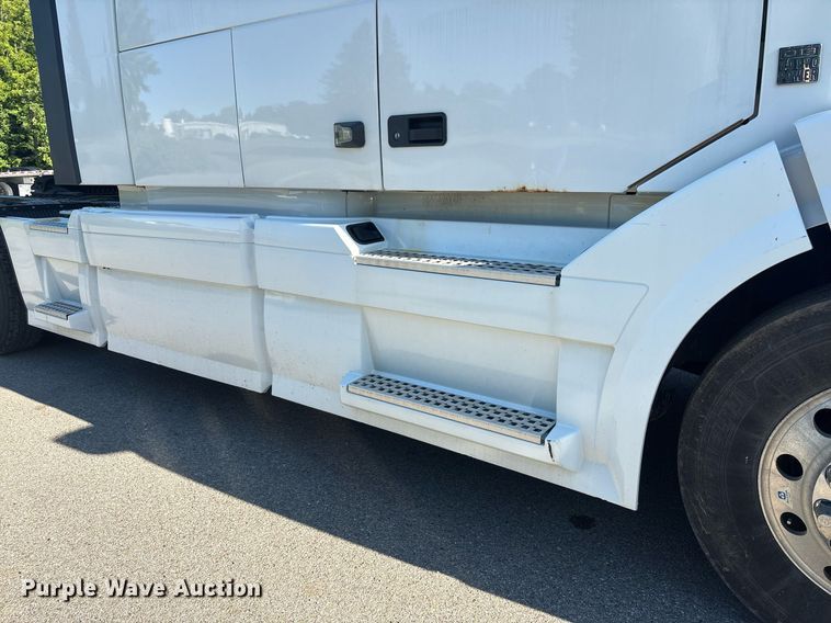 image for item EC4357 2015 Volvo VNL semi truck