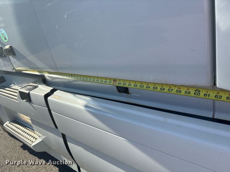 image for item EC4357 2015 Volvo VNL semi truck