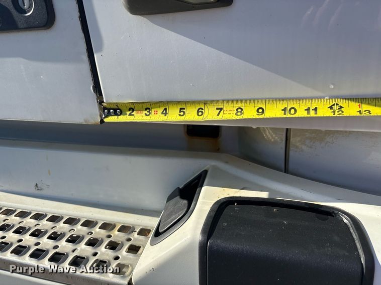 image for item EC4357 2015 Volvo VNL semi truck