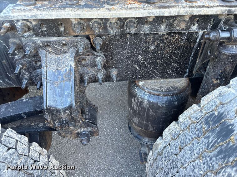 image for item EC4357 2015 Volvo VNL semi truck