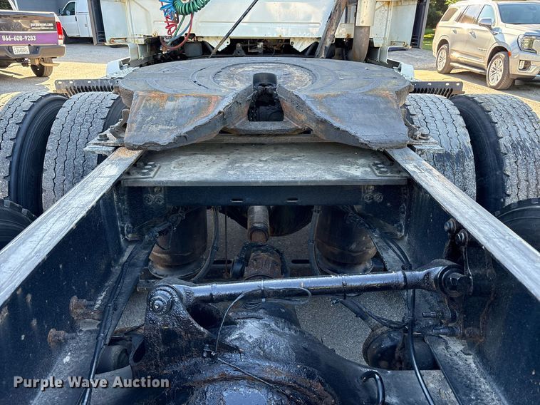 image for item EC4357 2015 Volvo VNL semi truck