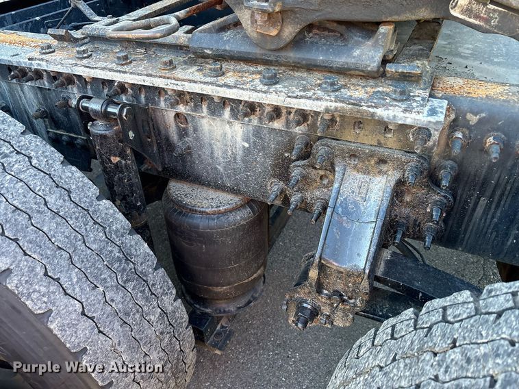 image for item EC4357 2015 Volvo VNL semi truck