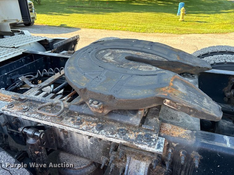 image for item EC4357 2015 Volvo VNL semi truck