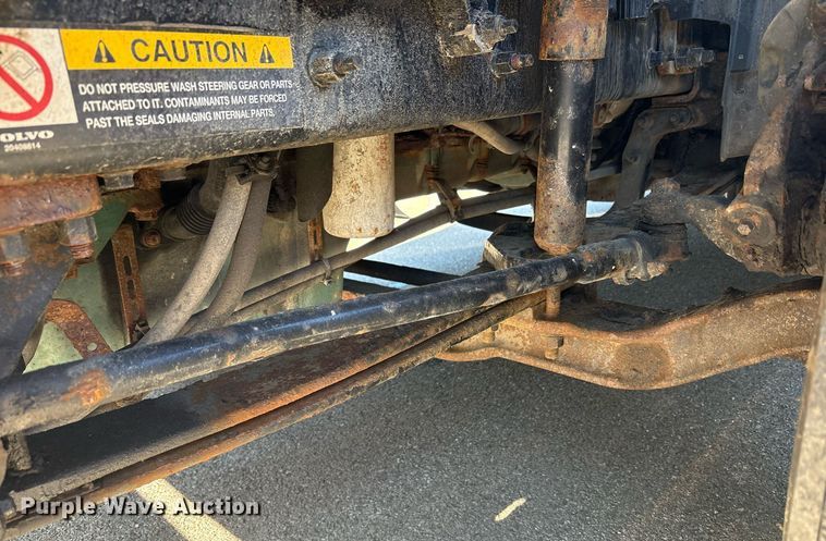 image for item EC4357 2015 Volvo VNL semi truck