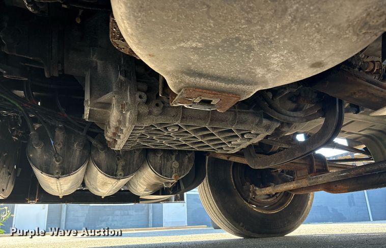 image for item EC4357 2015 Volvo VNL semi truck