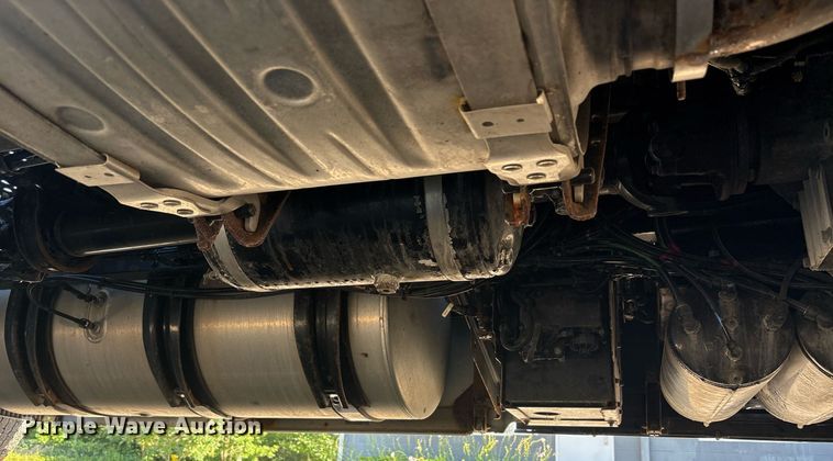 image for item EC4357 2015 Volvo VNL semi truck