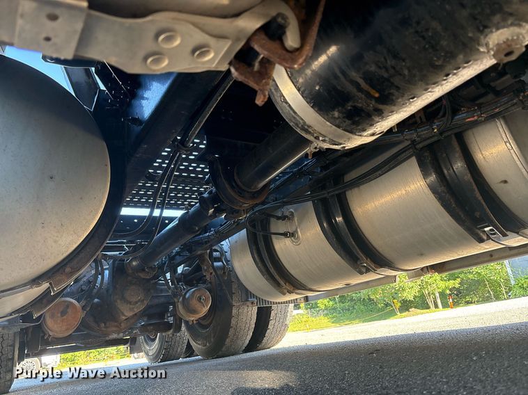 image for item EC4357 2015 Volvo VNL semi truck